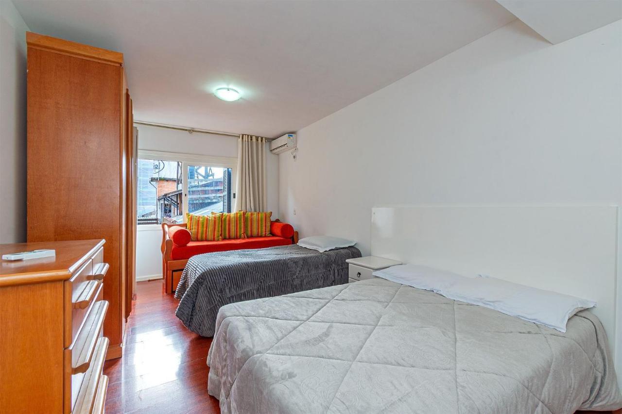 Amplo Apartamento Ao Lado Da Rua Coberta Gramado Exterior photo